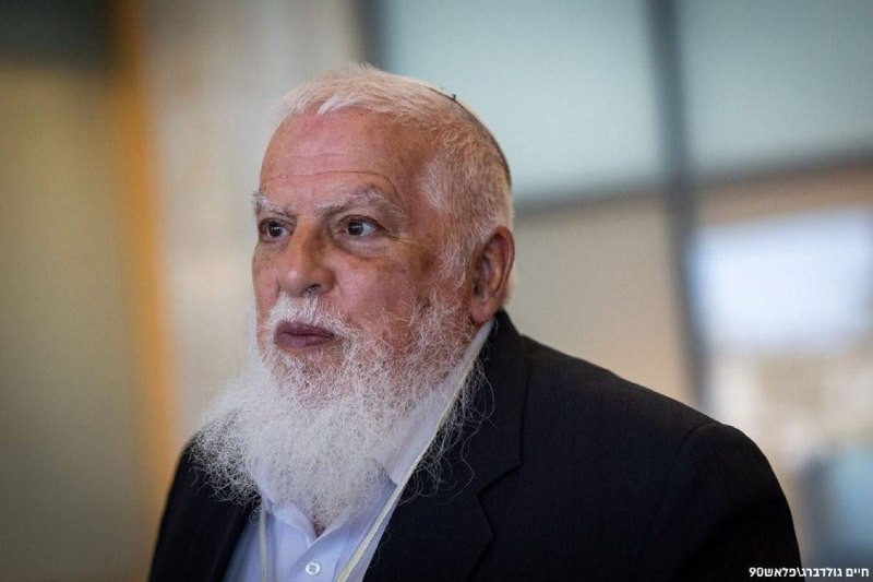 إذاعة الجيش الإسرائيلي: والد إلحانان كليمينزون، الذي قُتل في 7 أكتوبر، يهاجم مشروع قانون الإعفاء، قائلًا: "إنهم يبيعون أمن دولة إسرائيل مقابل شهرين إض...