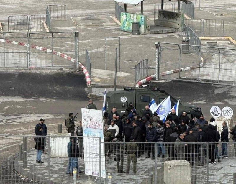 مخابرات الاحتلال تجبر أكثر من 60 أسيرًا محررًا مقدسيًا على الوقوف عند حاجز مخيم شعفاط شمال شرق القدس في محاولة لتصويرهم بشكل جماعي مع علم الاحتلال....