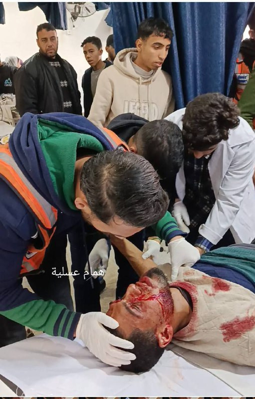 إصابة أحد أفراد طاقم الدفاع المدني أثناء إزالته أخطارًا داخل أحد المنازل في حي الشيخ رضوان، حيث انهار الطابق الثالث وسقط عليهم خلال العمل في الموقع....