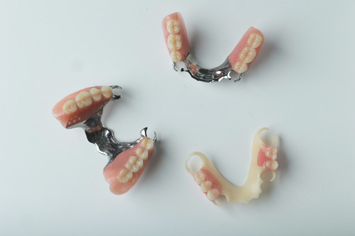 Поставить бюгельный протез на замках в Москве.jpg