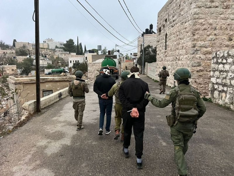 مركز فلسطين لدراسات الأسرى: 570 حالة اعتقال خلال شهر نوفمبر بينهم 8 نساء و41 طفلاً واستشهاد أسير...