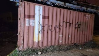 قطعان المستوطنين يحرقون مركبتين ويخطون شعارات عبرية معادية خلال هجوم على بلدة الطيبة شرق رام الله، فجر اليوم....