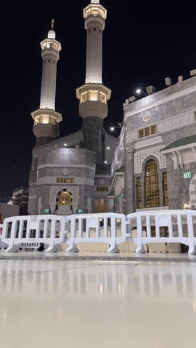 r4 IyLFYx24Q7jqJ.jpg