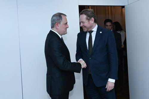 G7YchdBXYAAbAla.jpg
