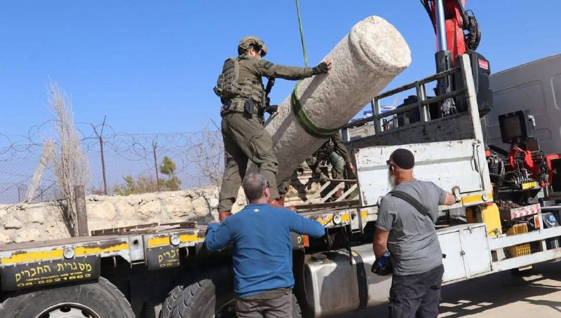 صور| أعمدة حجرية أثرية صادرتها قوات الاحتلال أمس بعد اقتحام قرية المزرعة الشرقية شمال شرق رام الله....