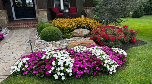 Planting Seasonal Flowers in Overland Park – Book Professional Flower Bed Refresh Today.png