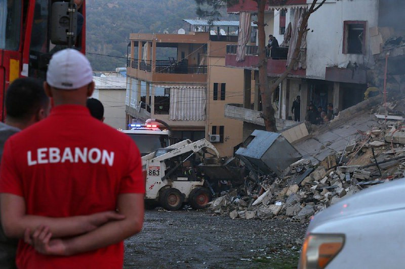 يواصل الاحتلال الإسرائيلي اعتداءاته على قرى جنوب لبنان، حيث ألقى قنبلتين صوتيتين في بلدتي عديسة والضهيرة، وأطلق النار باتجاه المواطنين في مقبرة بلدة ا...