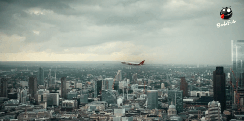 Flugzeug steigt ueber London.gif