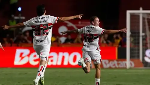 Maik se destaca no São Paulo e desafia concorrência por vaga de titular no time principal