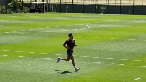 Dinenno encerra sua passagem no São Paulo com corre no gramado e aplausos emocionados do time