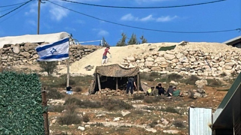 مستوطنون بحماية جيش الاحتلال يقتحمون أراضي خلة النتش في مدينة الخليل، ويقومون بنصب خيمة في محاولة للاستيلاء عليها....