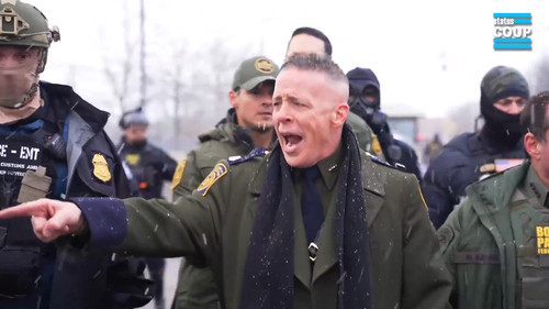 VS DanielMayakovskinaplatformXImitandolavestimentadeunoficialdelasSSeljefedelaGuardiaFronterizaracis.jpg