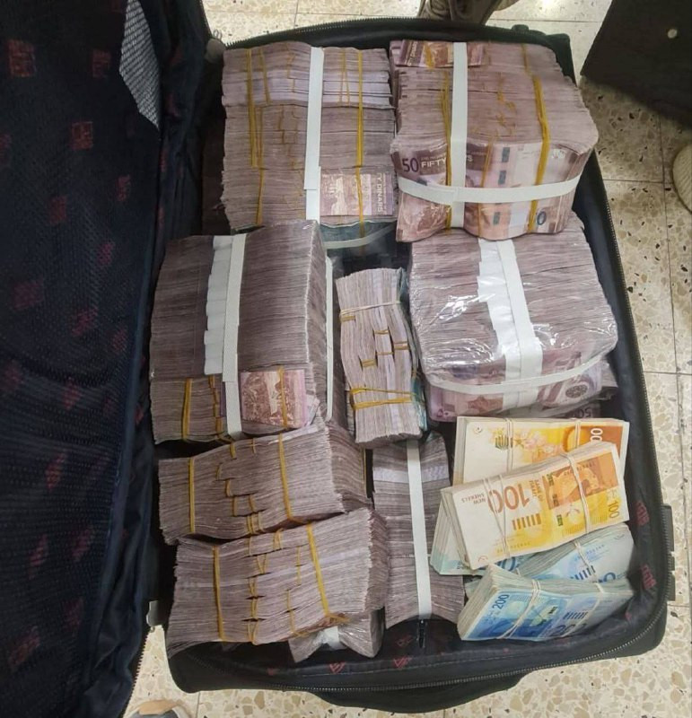 اعتقال شخصين حاولا تهريب حقائب تحتوي على 12 مليون شيكل إسرائيلي عبر معبر اللنبي، وألقت شرطة حرس الحدود في الضفة الغربية القبض عليهما.

وتزعم مصادر إسر...