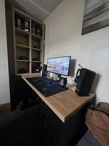 3.Desk.jpg