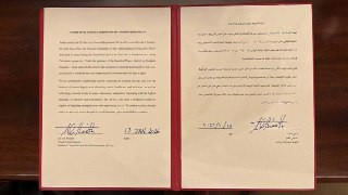 المفوض العام للجنة الوطنية لإدارة غزة علي شعث يوقع على وثيقة للمهمة المنوطة باللجنة التي تنص على
- قيادة المرحلة الانتقالية في القطاع بموجب خطة الرئيس...