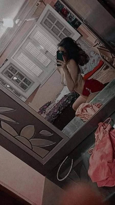 البوم نودز اندر ايدج مصرية فيرجن تقلع هدومها ونازلة تفعيص في بزازها ودعك في كسها 7.webp