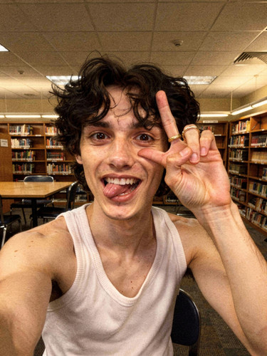 freepik oviasi taking a selfie making a weird face with a 86296.jpg