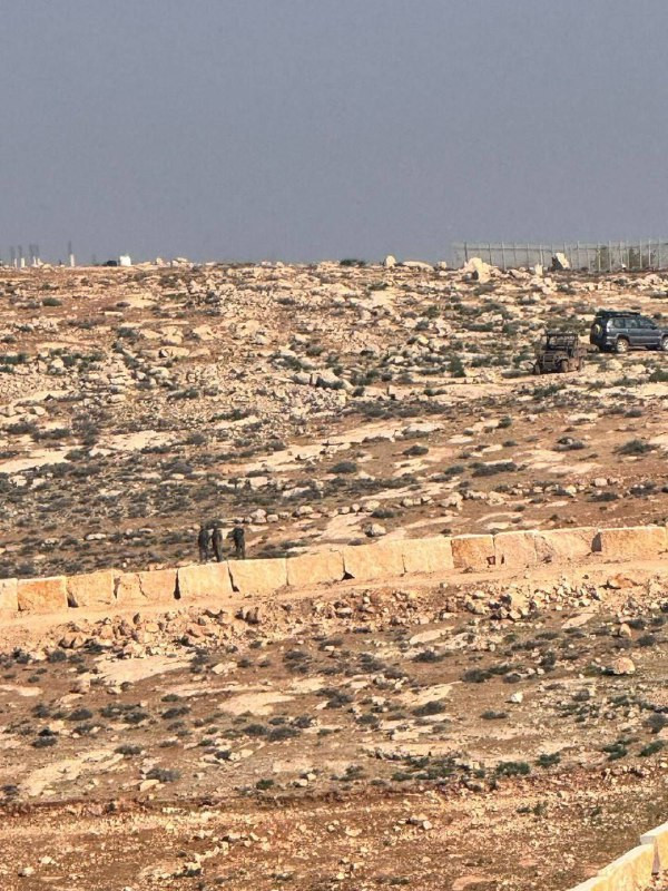 مستوطنون بلباس جيش الاحتلال يقتحمون محيط منازل الأهالي في قرية كيسان شرق بيت لحم....