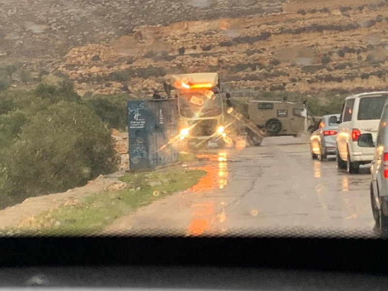 في ظل الأمطار والأجواء البارد قوات الاحتلال تنزل الركاب من المركبات على حاجز طيار على مدخل قرية المغير شمال شرقي رام الله....