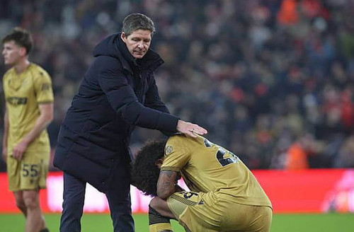 Oliver Glasner menghibur Chris Richards Getty Images.jpg