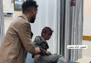 نقل طفل بعد إصابته برصاص قوات الاحتلال، وسط مدينة خان يونس، جنوب قطاع غزة....