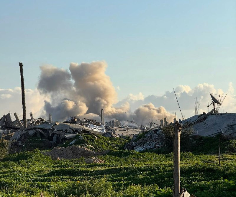 لحظة نسف الاحتلال عددًا من المباني السكنية في بلدة بني سهيلا، شرق مدينة خان يونس، جنوب قطاع غزة....