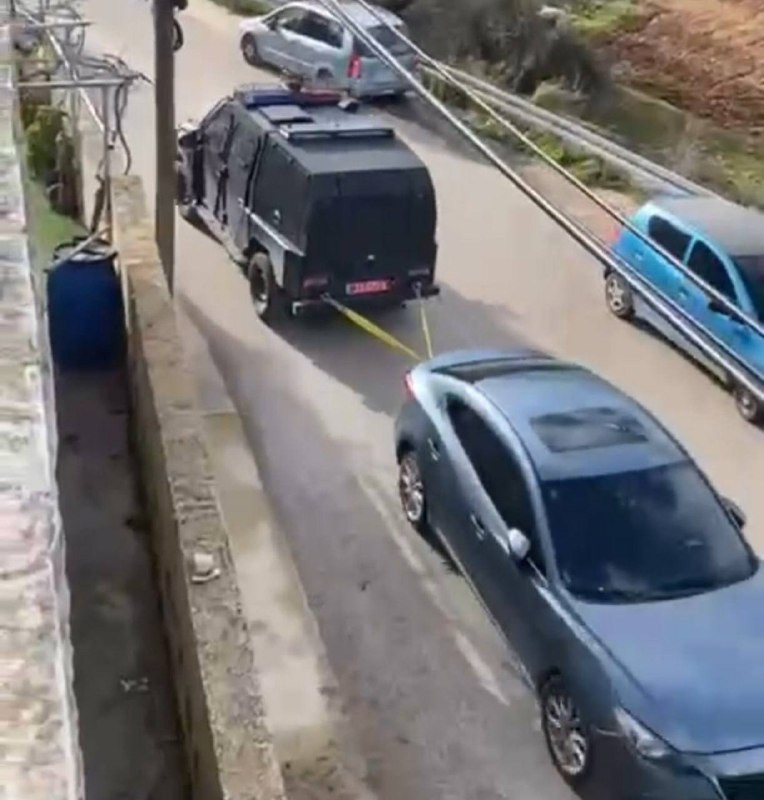 صورة | قوات الاحتلال تعتقل شابًا وتستولي على 3 مركبات، قبيل انسحابها من بلدة سلواد، شمال شرق رام الله....