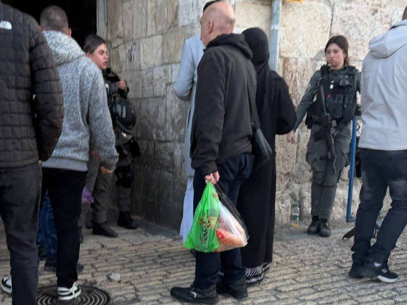 قوات الاحتلال تحتجز عددًا من الشبان عند باب الساهرة وتمنعهم من الوصول إلى المسجد الأقصى المبارك....