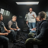 THE RIP. (L to R) Steven Yeun as Detective Mike Ro, Matt Damon as Lieutenant Dane Dumars, Writer/Dir