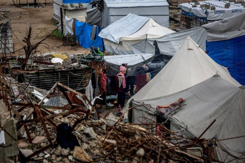 أوضاع صعبة تعيشها العائلات النازحة في قطاع غزة في ظل منخفض ماطر بارد...