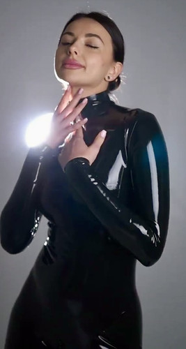 Anna Jennifer Rosenmüller schwarzes latexcatsuit genießt das Gefühl auf der Haut und den sexy Gumm.jpg