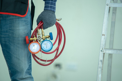 technician holding manifold gauge.jpg
