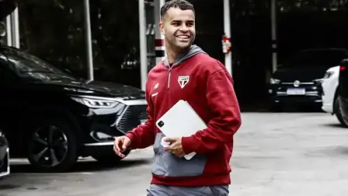 De saída? Fora do clássico, Alisson se aproxima do Corinthians e gera tensão no Morumbi