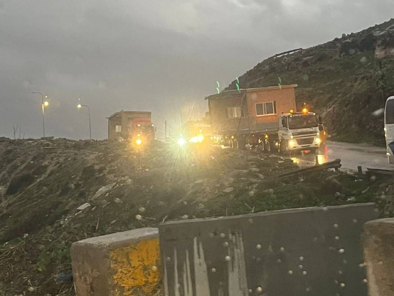 صورة | مستوطنون يدفعون بالمزيد من الكرافانات لتعزيز البؤرة الاستيطانية في منطقة "عش غراب" ببلدة بيت ساحور شرق بيت لحم....