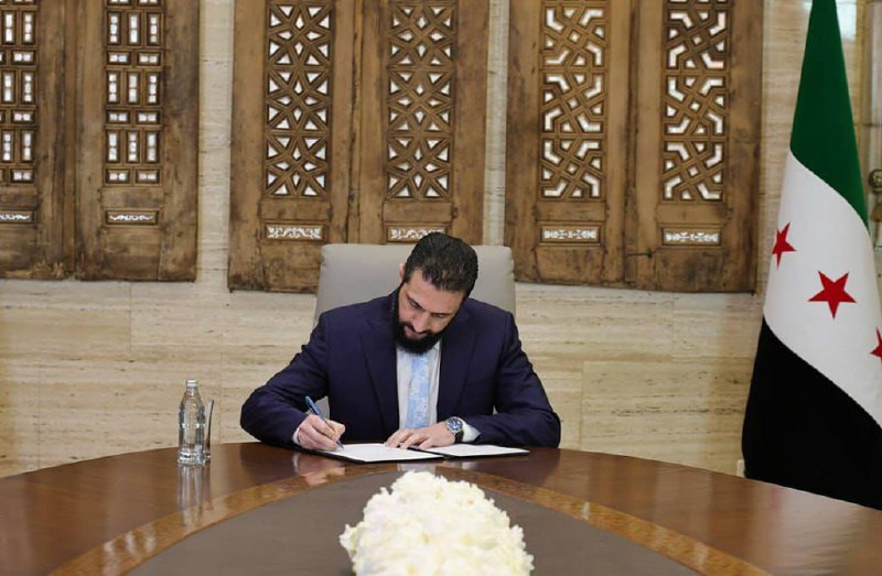 رسمياً... قسد تستلم للدولة السورية، وتسلم كل آبار النفط للحكومة السورية، والشرع يعلن وقف إطلاق النار.

ـ القوات السورية استطاعت استرداد مساحات هائلة م...