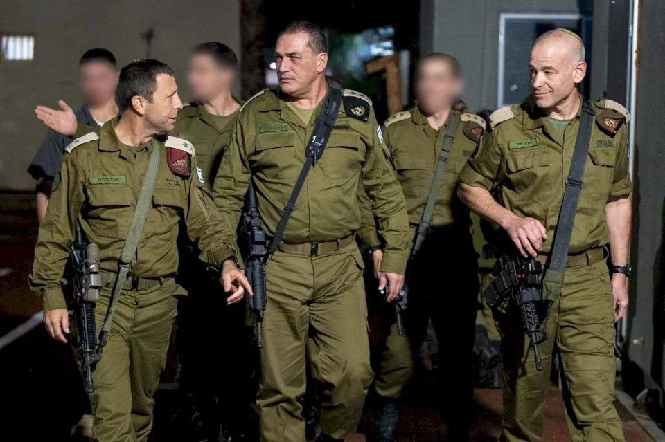 رئيس أركان الجيش الإسرائيلي يوعز بتعزيز القوات في القيادة الوسطى، إلى جانب مواصلة العمليات الهجومية بما في ذلك فرض طوق وحظر تجول في قباطية جنوب جنين ع...