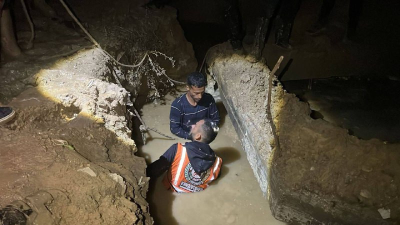 تعمل فرق الدفاع المدني في محافظة شمال غزة على انتشال طفل من داخل بئر مياه في منطقة السوادنية....