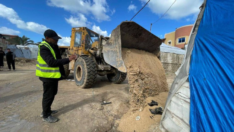 فرق الطوارئ في بلدية رفح تواصل تدخلاتها في مخيمات النزوح لمعالجة آثار المنخفض الجوي والاستجابة للحالات الطارئة للحد من المخاطر...