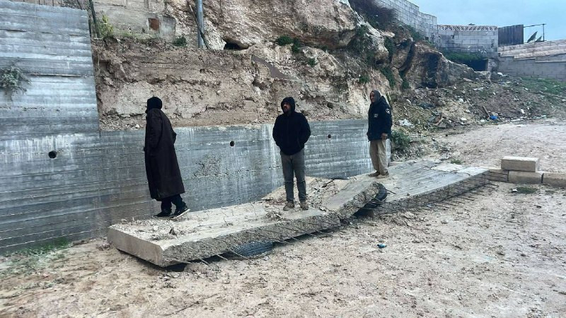 بلدية الاحتلال تجبر المقدسي عبد الله أمين جعابيص على هدم تسوية وسور استنادي مع أرضية في بلدة جبل المكبر اليوم...