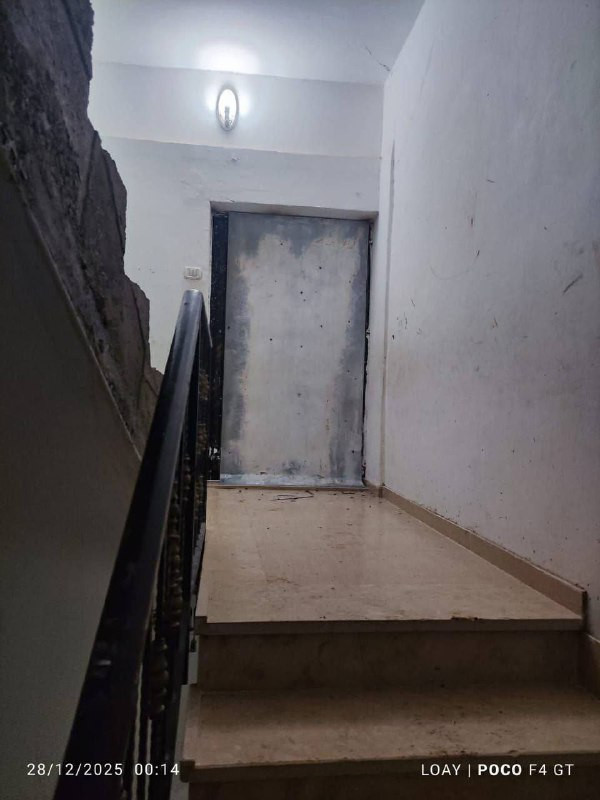 مصادر محلية: قوات الاحتلال تغلق باب منزل الأسير الجريح أحمد أبو الرب، منفذ عملية العفولة، في بلدة قباطية جنوب مدينة جنين شمال الضفة الغربية...