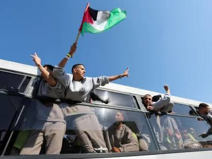 وصل عشرة أسرى من قطاع غزة إلى مستشفى شهداء الأقصى في دير البلح بعد أن أفرج الاحتلال عنهم....