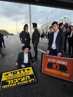 القناة 12 العبرية: مظاهرات لليهود الحريديم على الطريق السريع رقم 4....