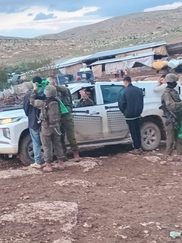 قوات الاحتلال تقتحم تجمع الحديدية في الأغوار الشمالية وتعتقل الشقيقين أسامة وعارف بشارات، بالإضافة إلى جعفر محمد بني عودة....