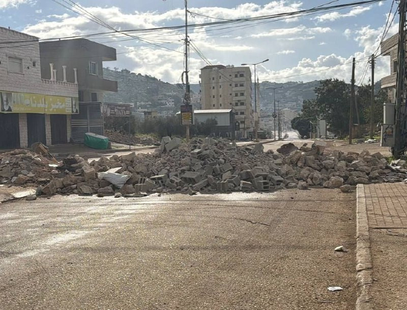 جانب من إغلاق قوات الاحتلال مداخل بلدة قباطية جنوب جنين بالسواتر الترابية، وفرض حظر التجوال خلال اقتحامها المستمر للبلدة لليوم الثاني على التوالي....