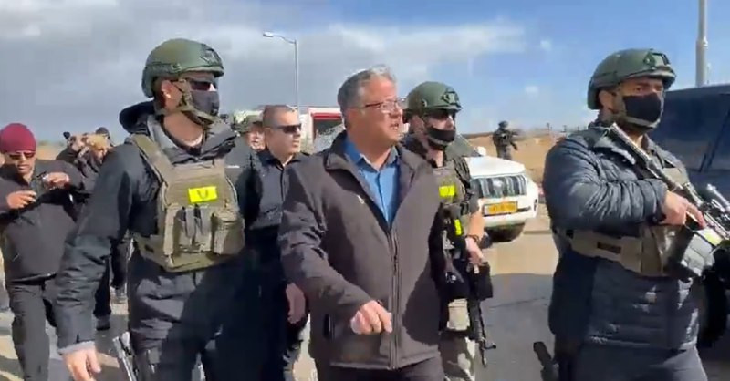 القناة 14 العبرية: بدو ترابين الصانع يقتحمون بن غفير بالحجارة واندلاع مواجهات في المكان...