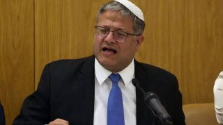 بن غفير يدفع بمشروع قانون جديد يستهدف الأذان في المساجد. المقترح يفرض حظرا عاما على مكبرات الصوت إلا بتصريح خاص، مع غرامات تصل إلى 50 ألف شيكل. القانو...