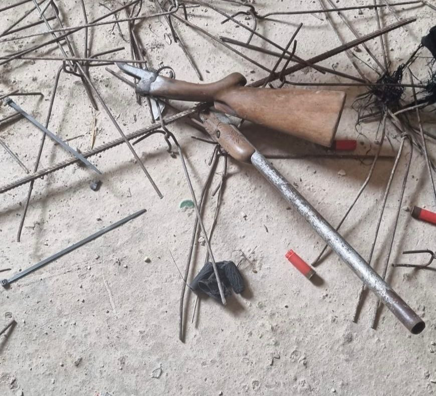 الناطق باسم جيش الاحتلال الإسرائيلي قال إنه في نهاية مطاردة استمرت لساعات قليلة، قوات الأمن ألقت القبض على مطلق النار صباح اليوم قرب حاجز حشمونائيم غر...