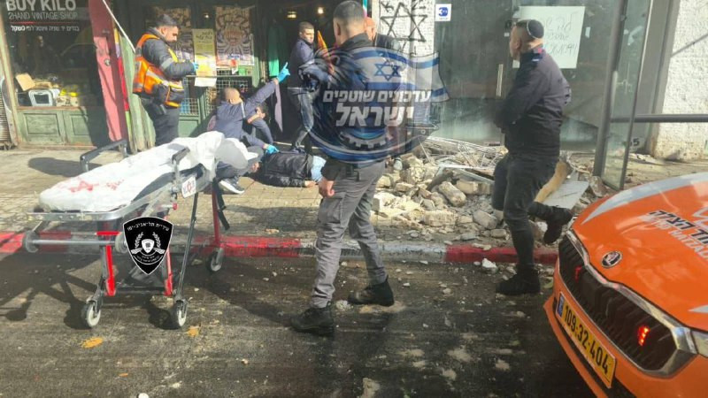 جراء المنخفض الجوي العاصف .. إصابة خطيرة جراء انهيار جزء من شرفة في "تل أبيب"، وسقوط شجرة على مركبة في "هرتسليا"....