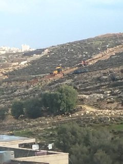 مستوطنون يقتحمون أطراف قرية أرطاس جنوب غرب بيت لحم وينفذون أعمال تجريف....