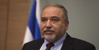 ليبرمان: "أقوى أداة ضغط لدى إسرائيل على حماس هي إعادة إعمار غزة، لا يجوز بدء أي عملية إعادة إعمار حتى يعود ران غويلي، وبالتأكيد لا يجب السماح لتركيا ب...